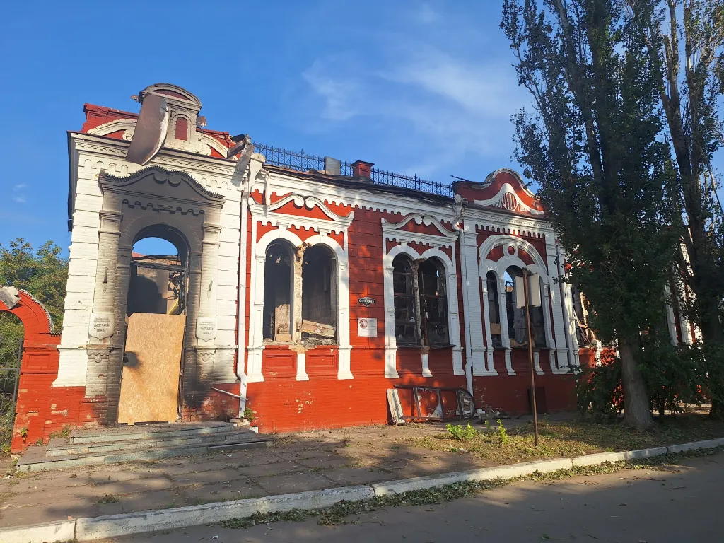 Dnes již neexistující historická budova městského muzea na snímku, který byl pořízen jen několik dní po ruském dělostřeleckém útoku