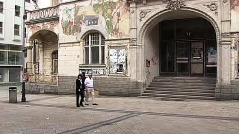 Dlouho připravovaná rekonstrukce domu se znovu odkládá.