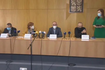 Rizikové skóre zůstává na 62 bodech, opatření se zmírní na třetí stupeň podle Blatného nejdřív za týden