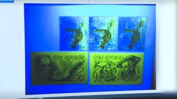 Padělané známky svítí modře