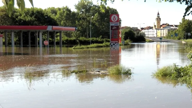 Zaplavená silnice v Lovosicích