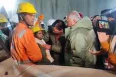 Indickým záchranářům se podařilo vytáhnout všech 41 zasypaných dělníků