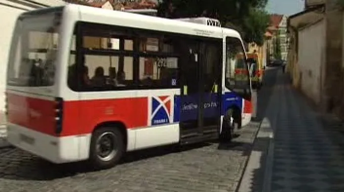 Ekologická autobusová linka v Praze na Malé Straně je šetrná k životnímu prostředí.