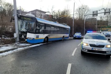 Při nehodě trolejbusu v Ostravě utrpěli zranění čtyři cestující a řidič