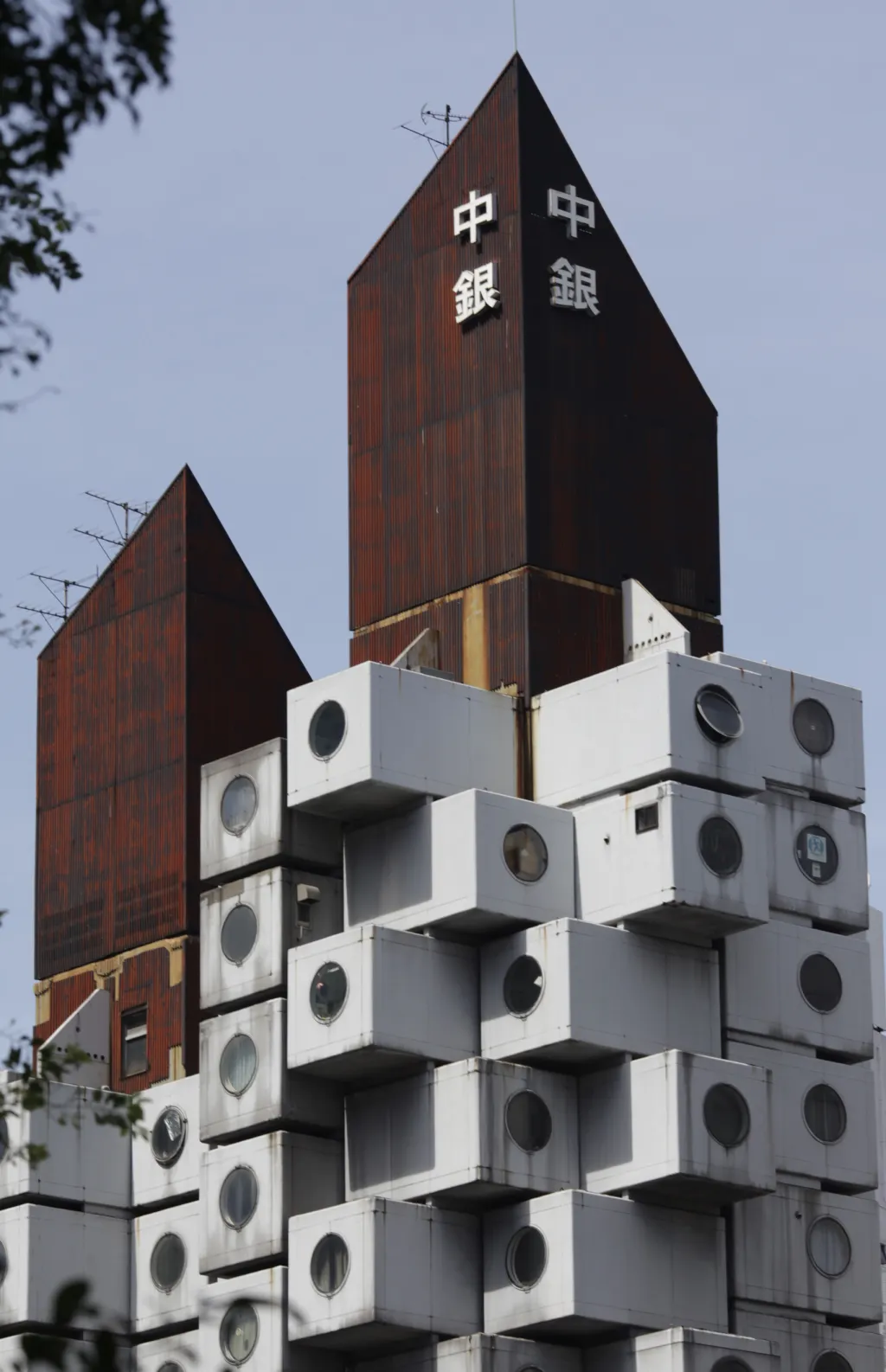 Stavba odpovídá principům takzvaného metabolického hnutí, k jehož zakladatelům Kurokawa patřil. Šlo o avantgardu, jež mísila architektonické styly s asijskými vlivy