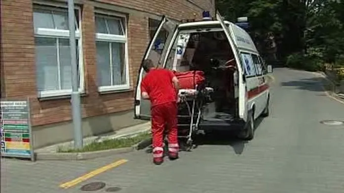 Záchranář nakládá pacienta