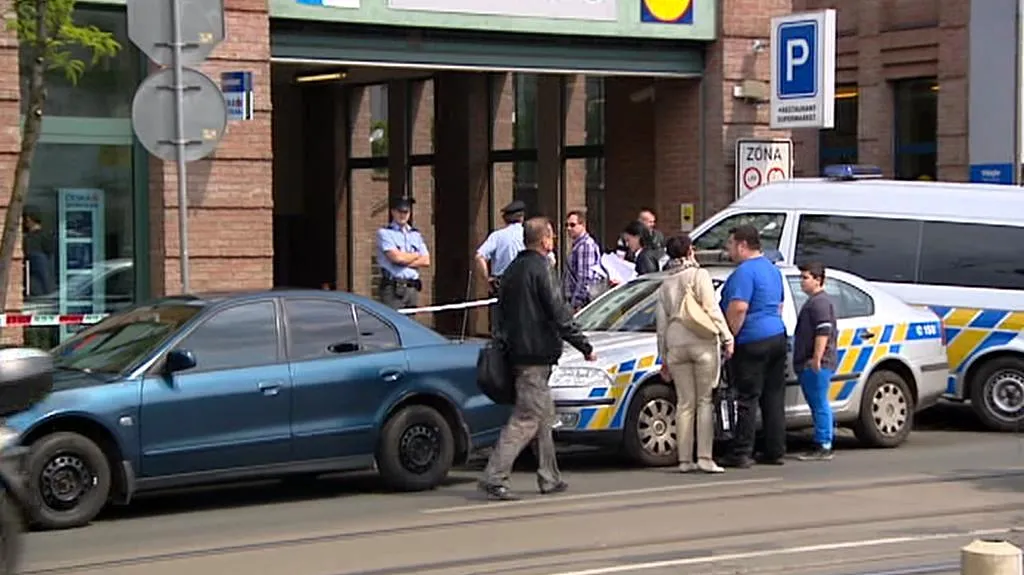 Policisté u přepadené pobočky