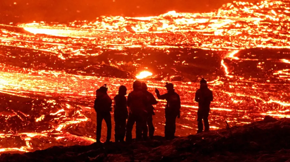 Po stovkách malých zemětřesení vybuchla 19. března 2021 sopka poblíž islandského hlavního města Reykjavíku. Tímto se naplnily předpoklady vědců, kteří výbuch dle měření předpovídali