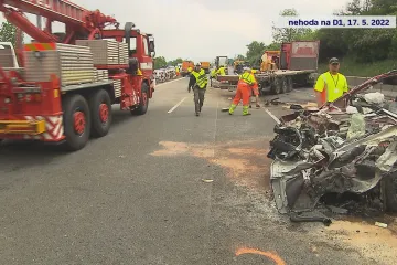 Při autonehodách zemřelo více lidí než loni. Na mnoha úsecích dálnic jsou zastaralá svodidla