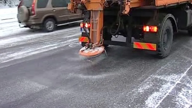 Namrzlé silnice komplikovaly dopravu.