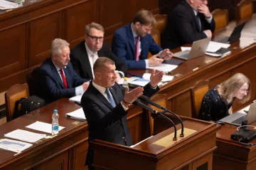 Poslanci budou na mimořádné schůzi řešit ceny pohonných hmot či veřejnoprávní média