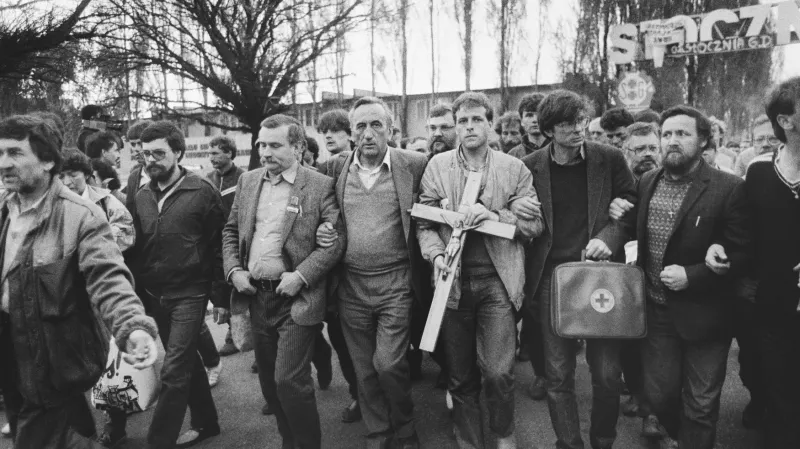 Demonstrace odborů v Gdaňsku: Vedle Walesy ve středu jde Tadeusz Mazowiecki