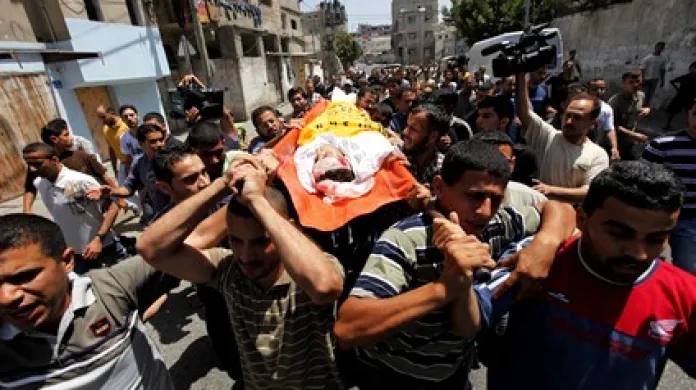 Obyvatelé Gazy nesou tělo zabitého Palestince