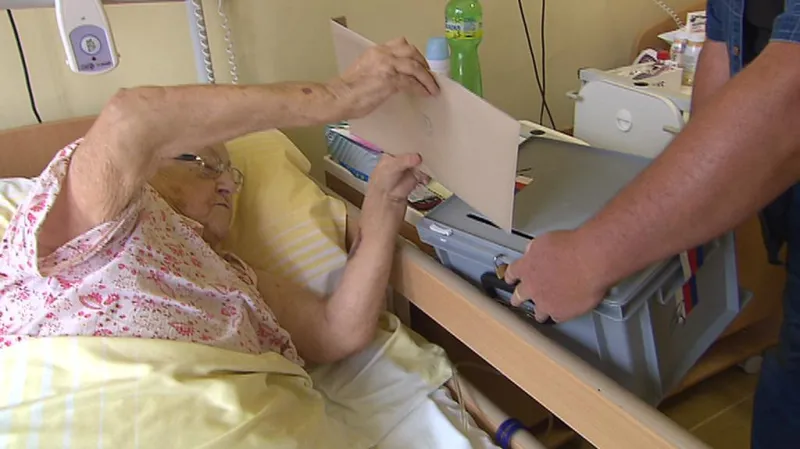 Jaroslavu Haškovou neodradil od voleb ani pobyt v nemocnici