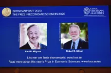 Nobelovu cenu za ekonomii získali Paul Milgrom a Robert Wilson za práci s aukcemi