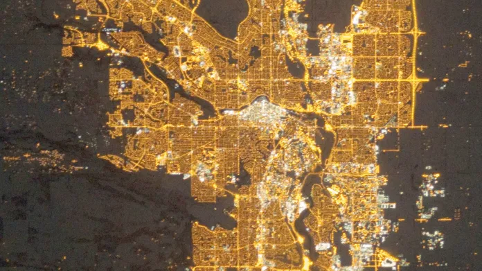 Satelitní snímek velkoměsta v noci