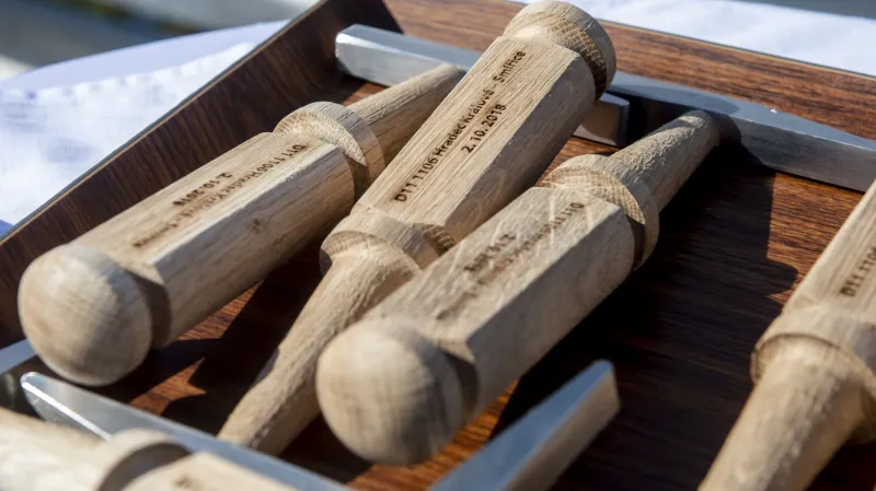 Kladívka určená k poklepání na základní kámen stavby dálnice Hradec Králové – Smiřice