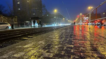 Ledovka na pražské tramvajové zastávce