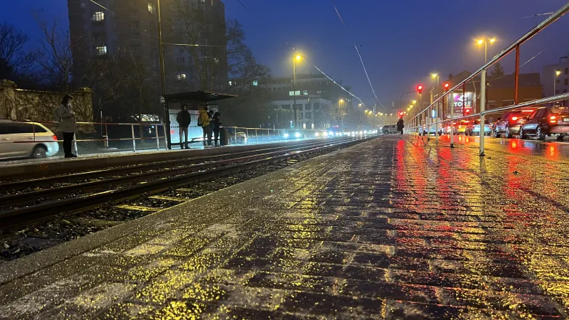 Ledovka na pražské tramvajové zastávce