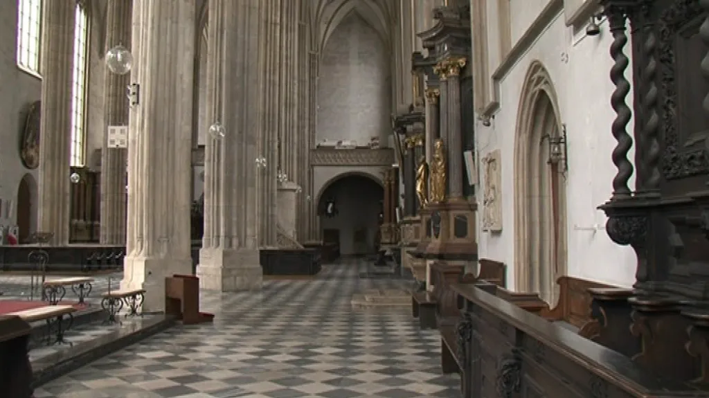 Na první pohled špatný stav kostela není patrný