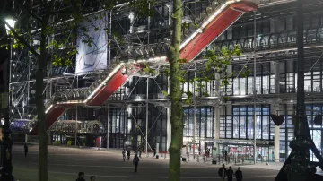 Pompidouovo centrum je moderně působící skleněný palác o délce 166 metrů, šířce 60 metrů a výšce 42 metrů, kde je pět rozsáhlých poschodí s celkovou rozlohou 7 500 m2.