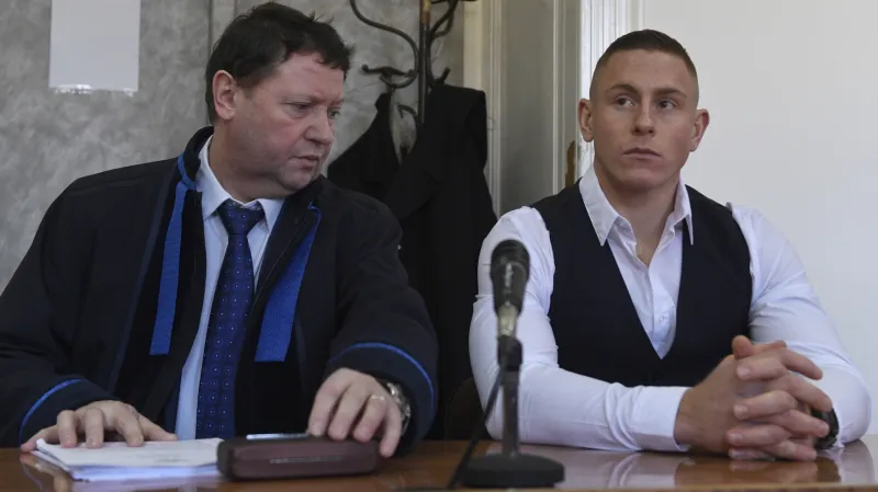 Policista Šimon Vaic (vpravo) v doprovodu právního zástupce