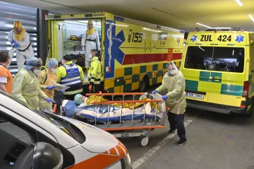 Testy prokázaly 18 tisíc nových případů covidu. Pražské nemocnice přebírají pacienty z Moravy, samy ruší operace