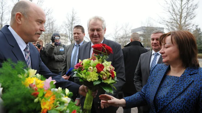 Prezident Miloš Zeman s manželkou Ivanou zahájil 13. ledna třídenní návštěvu do Karlovarského kraje. Přivítal je hejtman Karlovarského kraje Josef Novotný.
