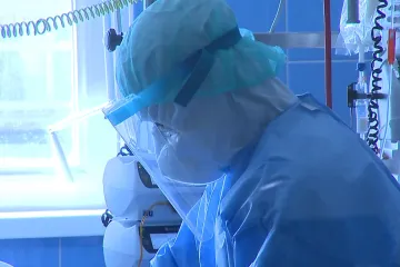 Nakažených covidem přibývá. Podle Válka jich může být v polovině prázdnin k deseti tisícům denně