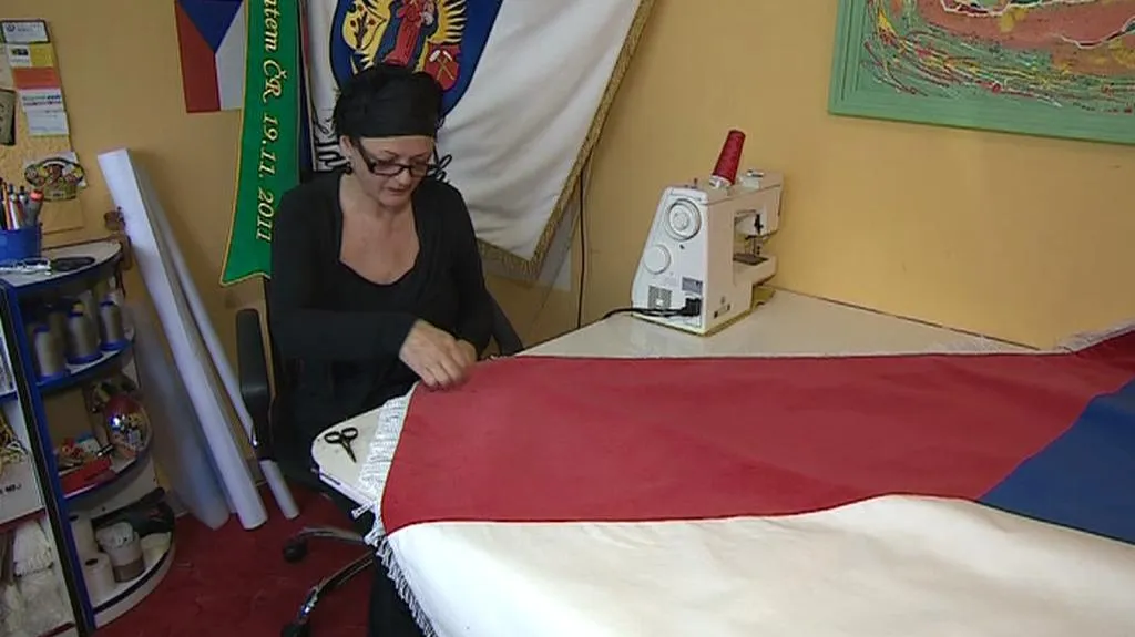 Výroba české vlajky