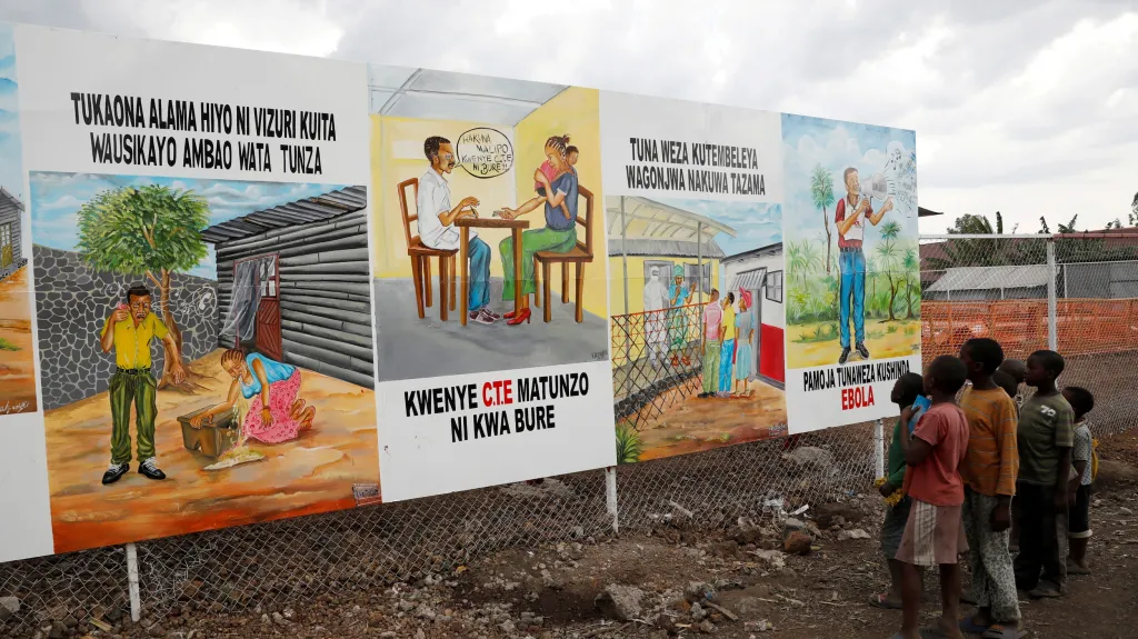 Děti v konžské Gomě studují naučné plakáty proti šíření eboly