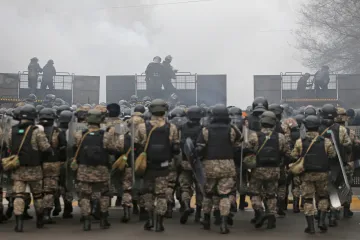 Tokajev dovolil vojsku a policii střílet bez varování na kazašské demonstranty, vyjednávat nehodlá