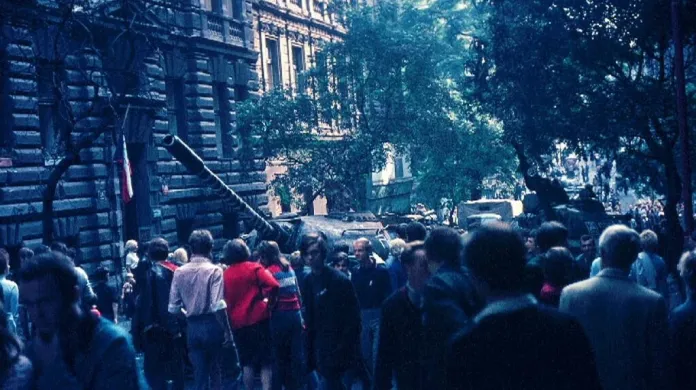 Barevné snímky Prahy v srpnu 1968 od Billa Bathmana