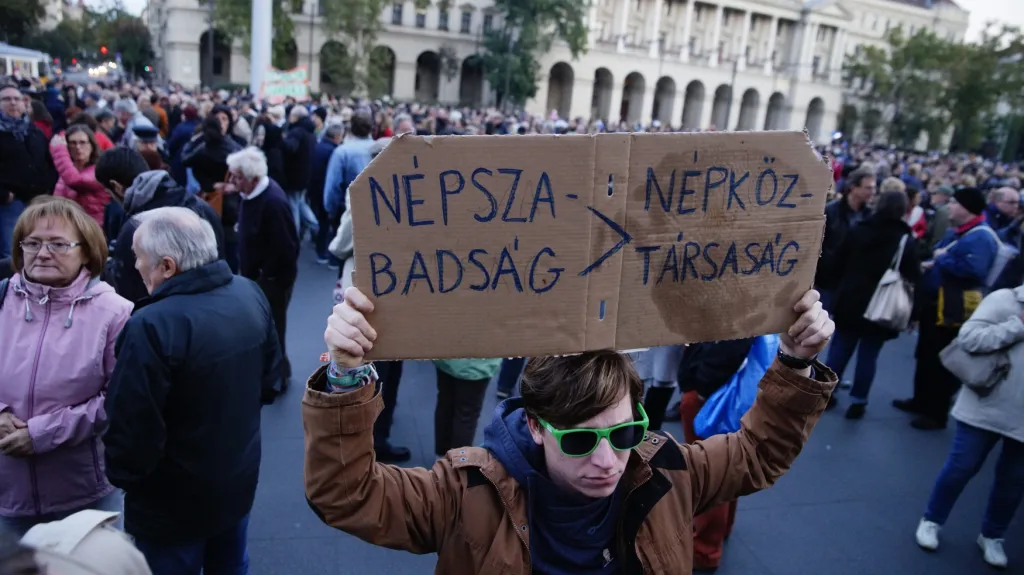 Protest proti uzavření největšího levicového listu v Maďarsku