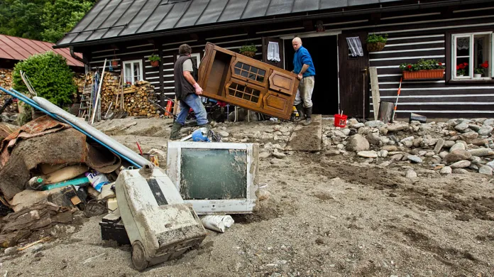 Úklid po povodních v severních Čechách - 5. 6. 2013