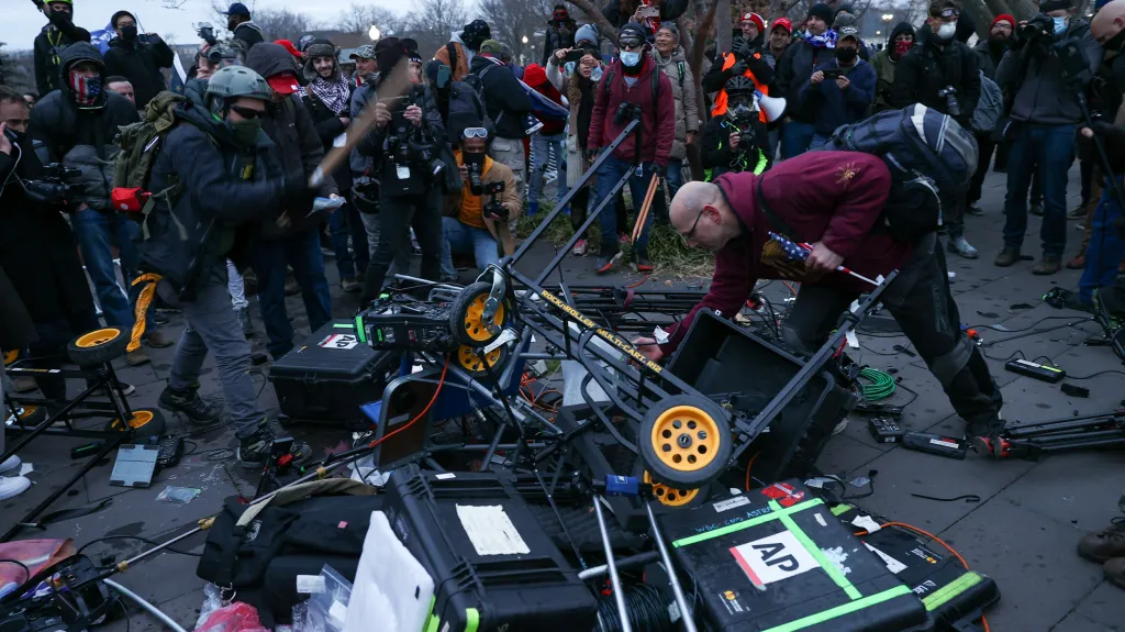 Zničená technika štábů, která zbyla po řádění Trumpových příznivců v Kapitolu