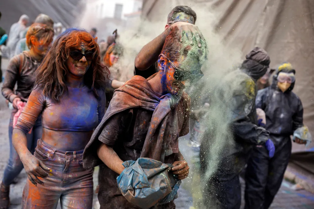 V ulicích řeckého městečka začala bitva. Lidé po sobě hází barevnou moukou