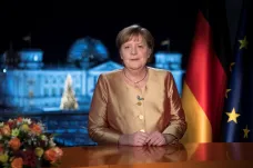 „Nikdy jsme nevyhlíželi nový rok s takovou nadějí,“ řekla Merkelová v novoročním poselství