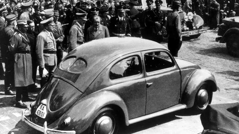Adolf Hitler a Ferdinand Porsche (uprostřed)