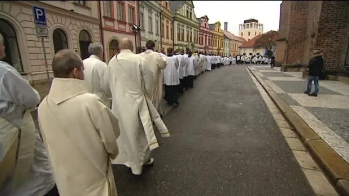 Kapku krve a pramen vlasů Jana Pavla II. teď mají v Hradci Králové