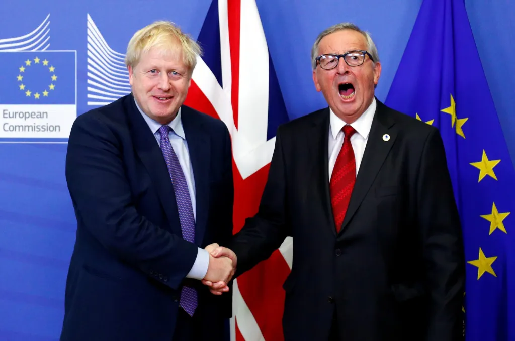 Předseda Evropské komise Jean-Claude Juncker byl zjevně překvapen ze stisku ruky britským premiérem Borisem Johnsonem během jednání o brexitu v europarlamentu v Bruselu