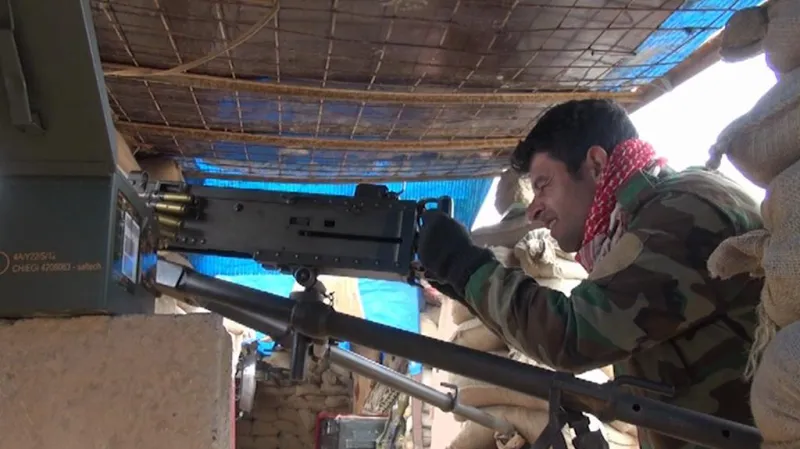 Kurdští pešmergové na frontové linii proti Islámskému státu