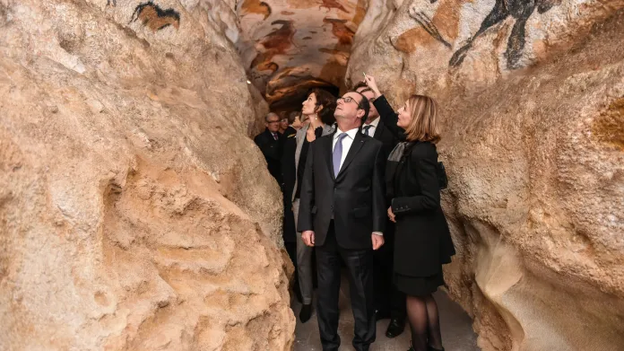 Francouzský prezident v replice jeskyně Lascaux