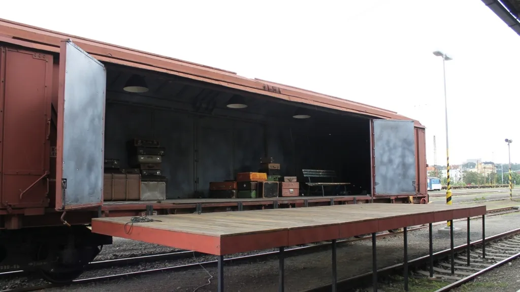 Vlak Lustig, divadelní scéna v dobytčáku