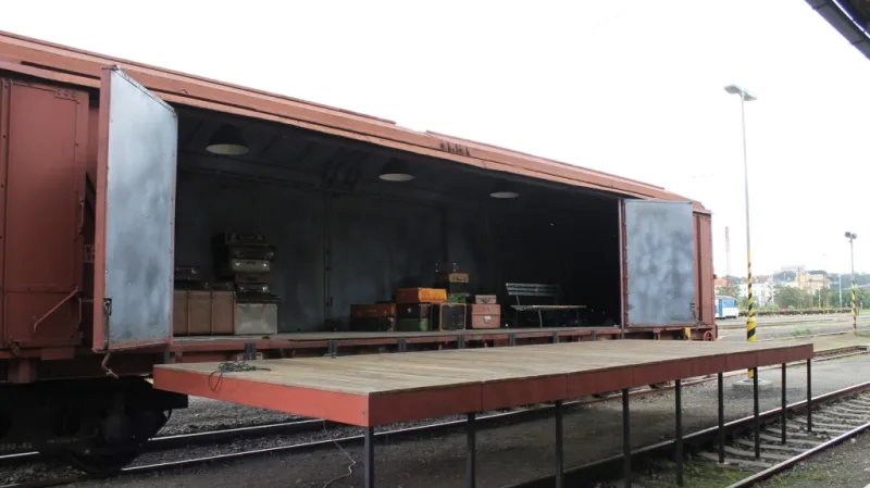 Vlak Lustig, divadelní scéna v dobytčáku