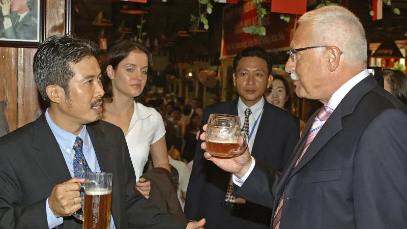 Ngo Hong Chuyen při návštěvě tehdejšího prezidenta Václava Klause v roce 2006