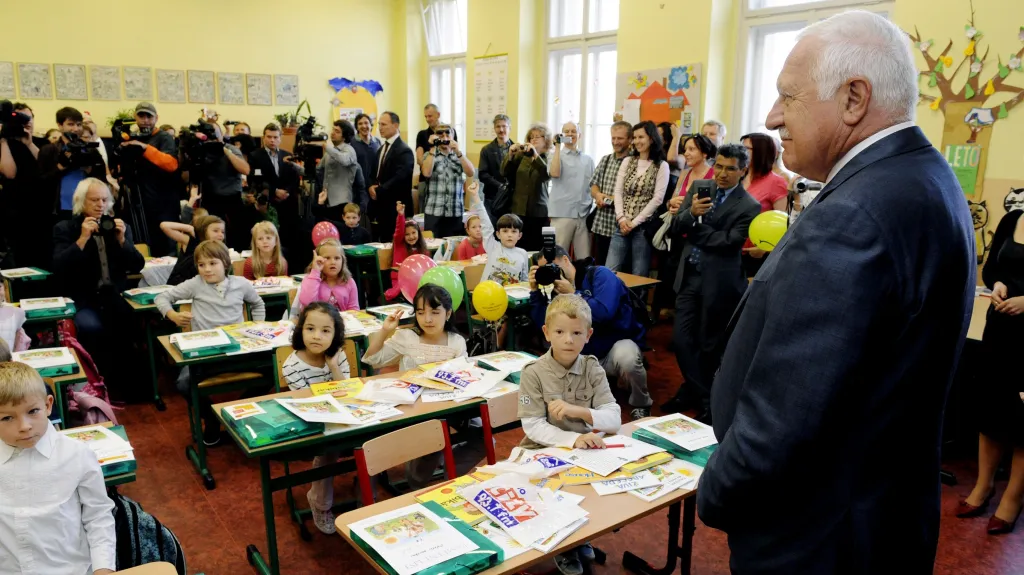 Václav Klaus vítá prvnáčky v pražské základní škole Na Smetance