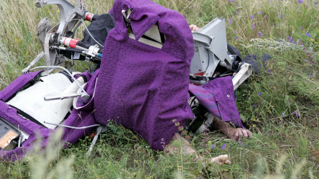 Tělo oběti z letadla MH17 uvězněné v sedačce