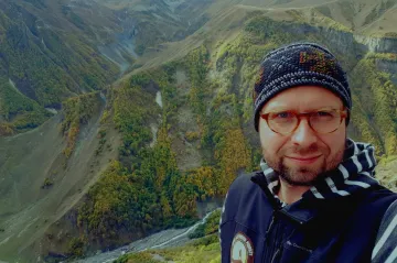 Vyvlekli ho s lístkem v ruce. Češi si neváží voleb. Jsou země, kde se k nim lidé bojí, říká cestovatel