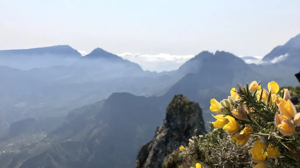 Vyhlídka z hory Maïdo na Réunionu